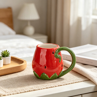Tasse à café en céramique faite à la main Redeco, motif fraise en relief, tasse en poterie rouge avec anse feuille verte, cadeau mignon pour filles