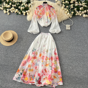 Ensemble deux pièces romantique à motifs floraux : haut court à manches bouffantes transparentes et jupe longue fluide, parfait pour les vacances d'été et les escapades à la plage - Product Image 3