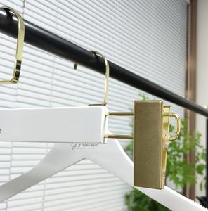 Vente en gros de cintres de luxe en <span class=keywords><strong>bois</strong></span> massif avec pince en or Cintres en <span class=keywords><strong>bois</strong></span> blanc pour costumes - Product Image 3