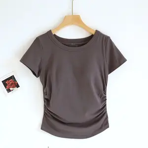 T-shirt plissé à manches courtes avec coussin de poitrine femmes col rond bas incurvé soutien-gorge gratuit haut court mince