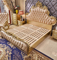 Style européen antique en bois massif sculpté 1.8M Lit double de luxe Villa Chambre à coucher-Holstered in Champagne Gold Leather Handcrafted