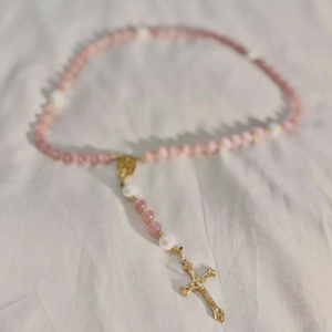 Collier <span class=keywords><strong>de</strong></span> <span class=keywords><strong>prière</strong></span> personnalisé en imitation perle et cristal <span class=keywords><strong>de</strong></span> quartz rose pour la première <span class=keywords><strong>communion</strong></span>, cadeau <span class=keywords><strong>de</strong></span> mariage ou <span class=keywords><strong>de</strong></span> confirmation - Product Image 3