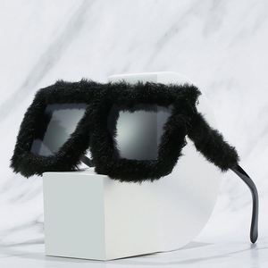 Lunettes de soleil de luxe tendance en velours, surdimensionnées, carrées, pour soirée, style steampunk, avec fourrure douce, pour femmes - Product Image 1
