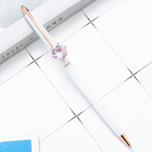 Stylo bille publicitaire en métal avec pendentif diamant et logo personnalisé pour la vente en gros de papeterie et fournitures scolaires, gravure de lettrage - Product Image 6