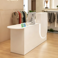 Bureau d'accueil moderne et élégant avec effet marbre et éclairage LED pour salon de beauté, magasin de vêtements, bureau