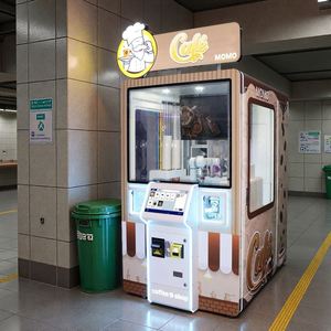 ตู้จำหน่ายกาแฟอัตโนมัติกลางแจ้งแบบหุ่นยนต์พร้อมหน้าจอสัมผัส รองรับการชำระเงินด้วยบัตรเครดิตและคิวอาร์โค้ด สำหรับธุรกิจ - Product Image 1