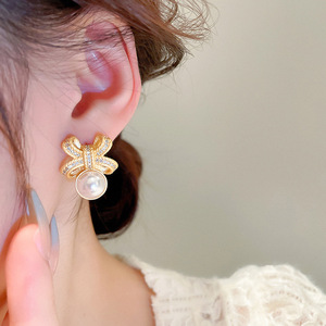 Orecchini a perno stile francese con fiocco, gioielli vintage chic con perle floreali per donna, da indossare tutti i giorni, per feste, idea regalo - Product Image 3