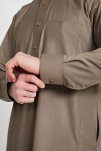 Thobe pour hommes avec capuche | Robe chaude et confortable du Moyen-Orient | Vêtements décontractés et traditionnels | Vêtements islamiques - Product Image 4