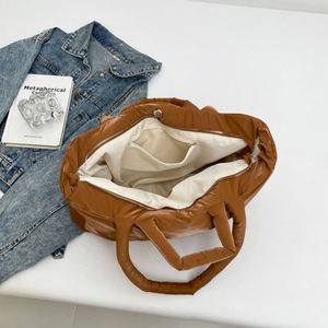 Sac fourre-tout unisexe élégant et décontracté, style simple, à porter à l'épaule ou sous le bras, effet nuage, brillant, imperméable, doux, durable, avec fermeture éclair en nylon - Product Image 4