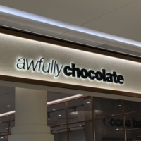 Enseigne LED d'extérieur personnalisée 3D rétroéclairée noire logo commercial lettres lumineuses LED logo pour devantures de magasins