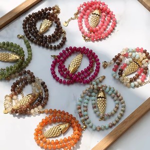 Collier bohème printemps-été en pierres naturelles colorées avec <span class=keywords><strong>pendentif</strong></span> poisson en acier inoxydable – Plusieurs couleurs disponibles - Product Image 1