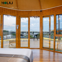 Cabane de tourisme panoramique de style moderne avec éclairage néon coloré en forme de cage à oiseaux, point de repère nocturne, pod de glamping de luxe, maison préfabriquée
