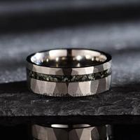 Usine de bijoux pour hommes Design de mode personnalisé Bague de fiançailles en titane marteau Bague de mariage météorite pour hommes Bijoux d'alliance en titane