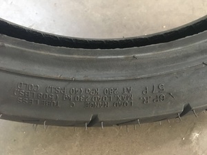 Pneu de moto de haute qualité fourni par une usine chinoise, pneu de route 90/90-18, prix bas, pneu à chambre à air - Product Image 3