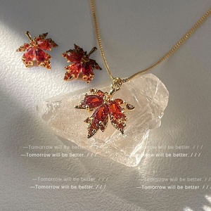 ชุดเครื่องประดับสแตนเลสสตีลชุบทอง 18K หรูหรา ประดับด้วยเพทายสีแดงและทับทิม ดีไซน์ใบเมเปิ้ลทันสมัย เหมาะสำหรับใส่ในชีวิตประจำวัน งานปาร์ตี้ หรือเป็นของขวัญ - Product Image 2