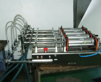 Machine de remplissage semi-automatique à quatre pistons de comptoir (jus, lait, huile, savon, eau) pour emballage en cartons