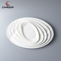Plats ovales en céramique de 8/10/12/14/16 pouces avec motif en relief Assiette à dîner en porcelaine fine de couleur blanche pour restaurant