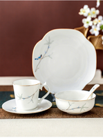 Nouvel ensemble de vaisselle élégant en porcelaine fine chinoise, finition lisse et brillante, avec bordure dorée et motifs imprimés, pour la table domestique