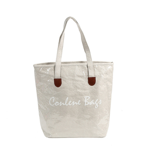 Sac fourre-tout <span class=keywords><strong>en</strong></span> Pvc avec Logo imprimé personnalisé doublé, sac fourre-tout <span class=keywords><strong>en</strong></span> papier Dupont facile à sortir, sac fourre-tout pratique pour dames - Product Image 1