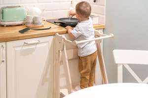 Tableau d'Apprentissage Antidérapant 3-en-1 pour Tout-Petits Enfants, Tabouret de Cuisine en Bois pour Bébé, 150 lb - Product Image 4