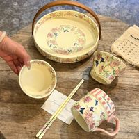 Handgemaakte keramische fruitmand met bloemenpatroon, multifunctioneel decoratief mandje met houten handvat voor buiten dineren