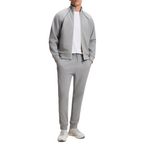Chándal Peak Comfort para hombre diseñado para un movimiento relajado con un aspecto contemporáneo y un atractivo moderno de moda hoy en día. - Product Image 1