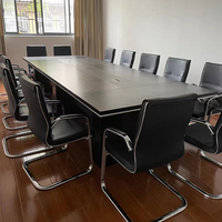 Bureau de réception au design moderne et table de conférence exécutive