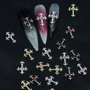 ชาร์มตกแต่งเล็บรูปหัวใจไขว้ 6 ช่อง สไตล์ดาร์กพังก์ โลหะผสมประดับเพชร - Product Image 4