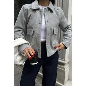 Chaqueta Gris para Mujer con Cuello Camisero y Detalle de Bolsillo - Product Image 2