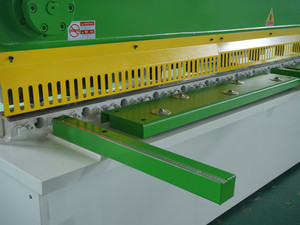 Machine de découpe hydraulique entièrement automatique E21S 6MM 3200MM pour tôles d'acier avec support de matériau avant - Product Image 4