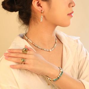 Bracelet pour femme en acier inoxydable plaqué or 18 carats PVD, étanche, avec fleurs géométriques et perles de pierre naturelle, idéal pour l'été et la plage - Product Image 3