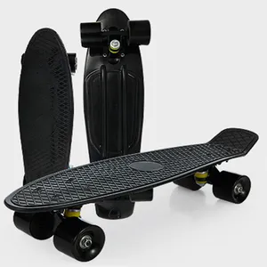 Skateboard en plastique à 4 roues, 22 pouces