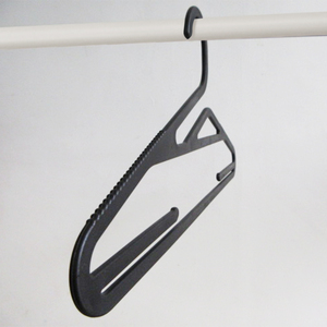 Perchas de plástico negras para ropa, de cuerpo plano, de 5 mm, fáciles de limpiar, para hotel, directamente de fábrica. - Product Image 2