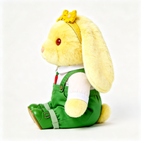 Jouet en peluche lapin jaune mignon à oreilles tombantes avec accessoire nœud, blouse à motif carotte et salopette verte