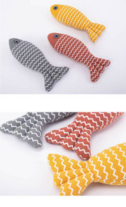 Juguete personalizado para gatos con hierba gatera, respetuoso con el medio ambiente, bonito diseño de pez, juguete interactivo para masticar relleno de lino suave para gatitos de interior - Product Image 3