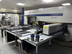 Machine combinée de découpe laser DARDONTECH EPL300 1500x3000mm 32 stations 3KW Laser - Product Image 6