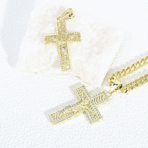 Colar com Pingente Grande de Cruz Cristã Latina Banhado a Ouro 14k à Prova d'Água com Corrente Cubana para Homens e Mulheres - Joia Banhada a Ouro - Product Image 2