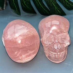 Vente en gros de crânes en cristal de quartz rose de style bohème, artisanat en pierre, sculpture pour décoration d'intérieur unique et cadeaux de vacances - Product Image 1