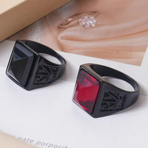 ZhuQian Toptan Alaşım Siyah Kırmızı Kristal Rhinestone Geometrik Oyma Desen Erkek Yüzükler Siyah Kaplama Trendy Parti Hediye Takı - Product Image 4