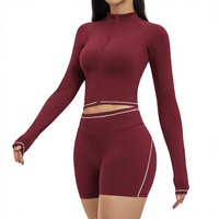 Ensemble de yoga avec veste à manches longues contrastante et short, coupe-vent à col montant et fermeture éclair, pour le yoga