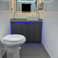 Remorque pour toilettes commerciales de luxe Remorque pour toilettes modernes portables Remorque mobile pour toilettes de luxe avec douche et toilettes