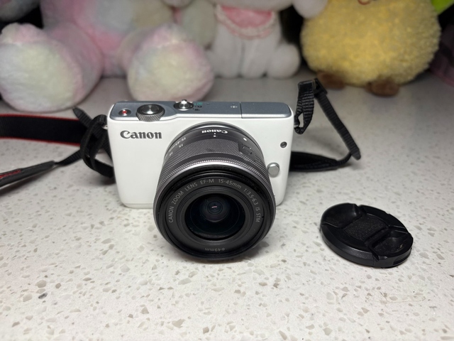 Low Price Cannon M10 with 15-45mm Lens 18 MP Entry Level APS-C Mirrorless Camera