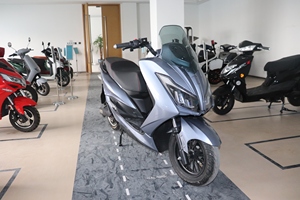 Motocicletas Eléctricas de 2 Ruedas para Adultos, Modelo 2023, Más Vendidas en Wuxi, Nuevo Tipo de Carreras, 72V 32A, Motocicletas Eléctricas, Scooters CKD - Product Image 2