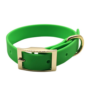 Hochwertiges, robustes, wasserdichtes und verstellbares PVC-Hundehalsband mit breiter Schnalle aus goldfarbenem Metall. - Product Image 5