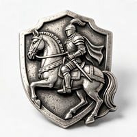 Pin Personalizado Moderno con Relieve 3D de Aleación de Zinc, Forma de Escudo de Caballero Medieval Tradicional Plateado, para el Año Nuevo Chino y el Día del Padre