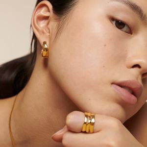 2025 nouvelle haute qualité irrégulière cambrée Surface gros bijoux fins en laiton 18k plaqué or vague moyenne boucles d'oreilles créoles - Product Image 2