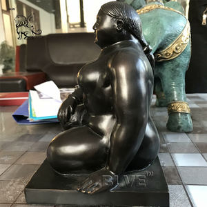 รูปปั้นทองสัมฤทธิ์รูปผู้หญิงอ้วนนั่ง งานศิลปะนามธรรมชื่อดังของ BLVE สำหรับตกแต่งบ้าน - Product Image 3