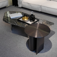 Table basse design moderne de luxe avec plateau en marbre, meuble de salon en pierre simple