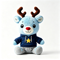 Peluche de renne bleu clair personnalisée avec cornes brunes, nez rouge, capuche étoilée amovible et pantalon gris – Adorable poupée renne en peluche