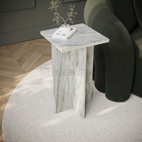 Table d'appoint moderne en marbre avec plateau carré en faux marbre et structure en métal doré, petite taille pour salon et chambre